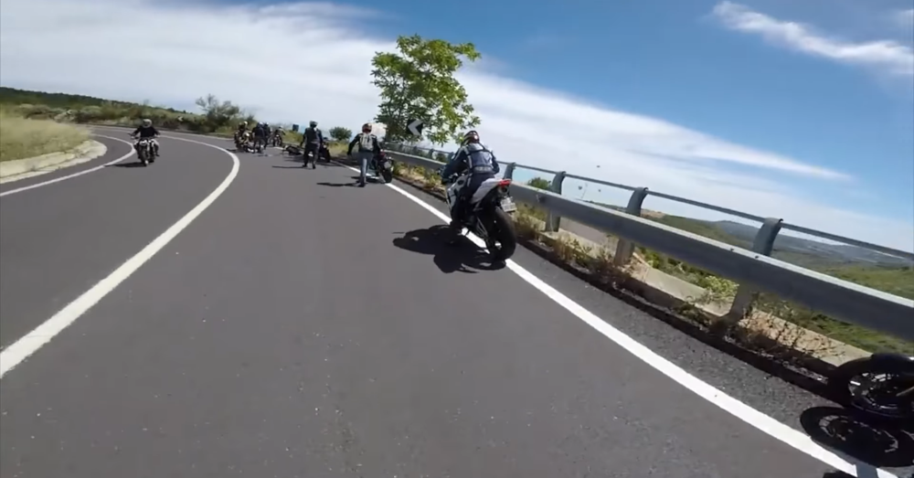 Soccorre motociclista, ma viene multato: la lite con i carabinieri [VIDEO]