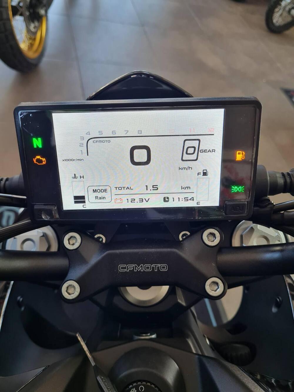 CFMOTO 300NK (2021 - 25) (6)