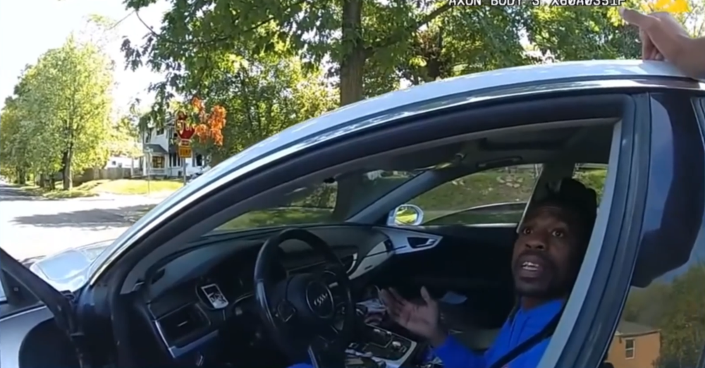Stati Uniti, la polizia trascina un paraplegico afroamericano fuori dall&#039;auto [VIDEO SHOCK]