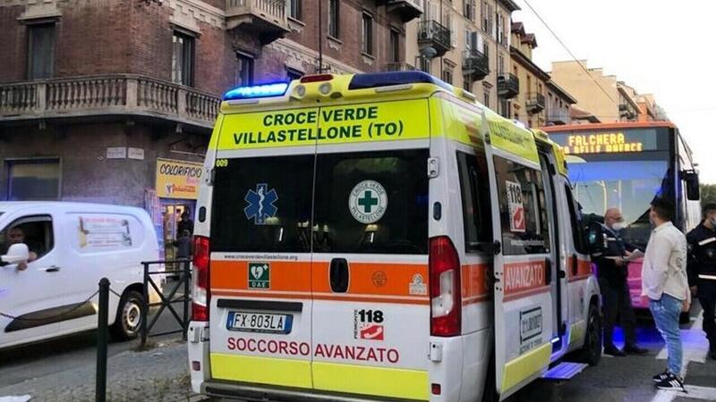 Torino: monopattino elettrico taglia la strada a un bus, quindici feriti