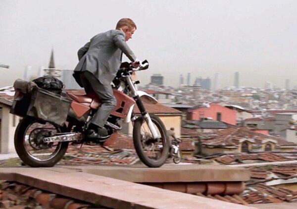 Robbie Maddison &egrave; il vero James Bond in &quot;No Time to Die&quot;, le migliori acrobazie sul set dello stuntman australiano [VIDEO]