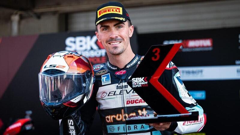 SBK 2022. Luca Bernardi con Barni e Loris Baz in BMW