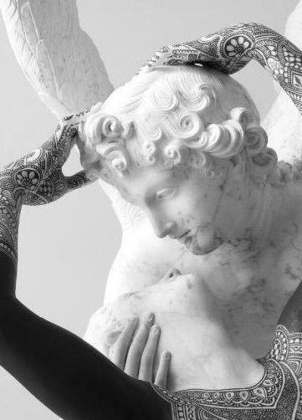 Arte pesante come il marmo. A Torino le potenti sculture di Fabio Viale: da Amore&amp;Psiche ai tatuaggi di Fedez che vanno in guerra