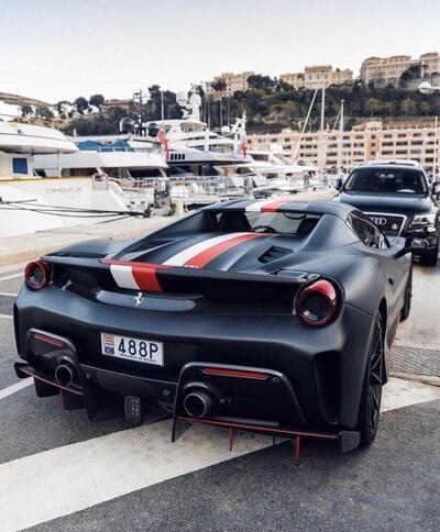 Ecco Leclerc in strada sulla Ferrari 488 Pista personalizzata (striscia bianco rossa)