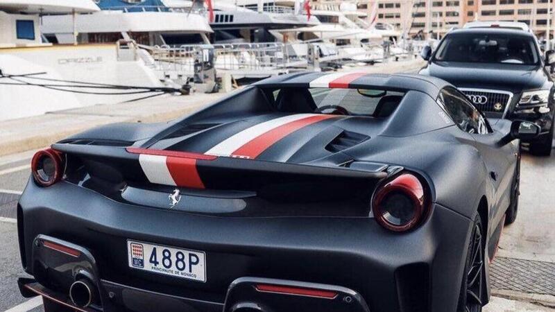 Ecco Leclerc in strada sulla Ferrari 488 Pista personalizzata (striscia bianco rossa)