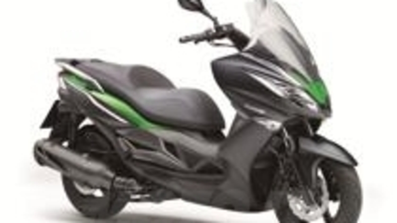 Kawasaki offre 4 anni di garanzia e bauletto in omaggio per lo scooter J300