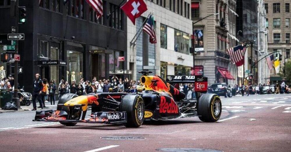 Perch&eacute; un&rsquo;auto di Formula1 sfreccia per le strade di New York? 