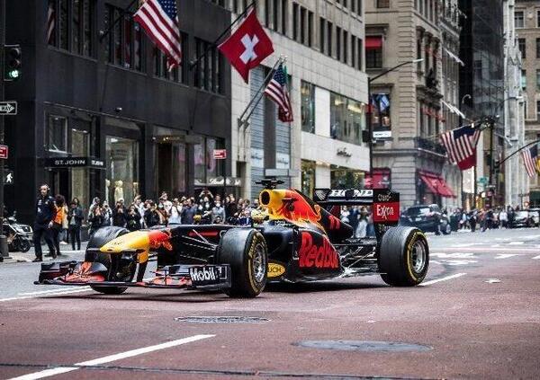 Perch&eacute; un&rsquo;auto di Formula1 sfreccia per le strade di New York? 