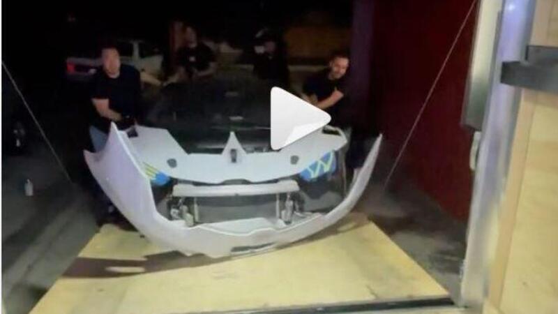 Avanti con la Macchina da caricare... E fanno il danno alla supercar [video]