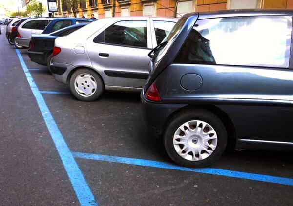 Strisce blu al posto delle bianche e ciclabili al posto dei parcheggi: Roma e Milano da incubo per gli automobilisti con Gualtieri e Sala?