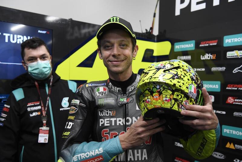 Quanto vale il casco di Valentino Rossi lanciato in tribuna a Misano? - MOW  