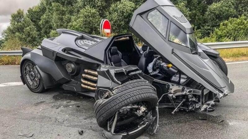 Lamborghini, Batmobile con V10: incidentata contro la Megane