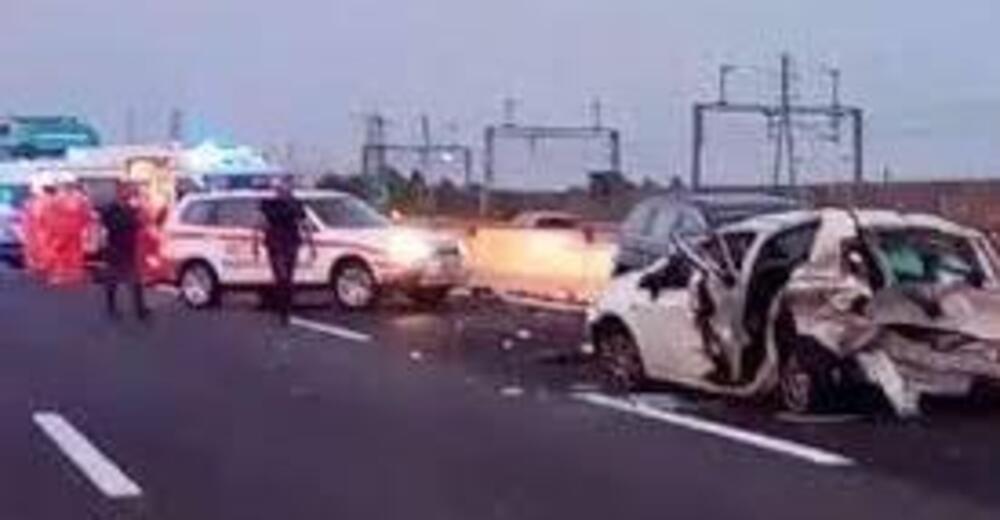 Tragedia sulla A7, 25enne ferito in un incidente stradale viene travolto da un&#039;auto