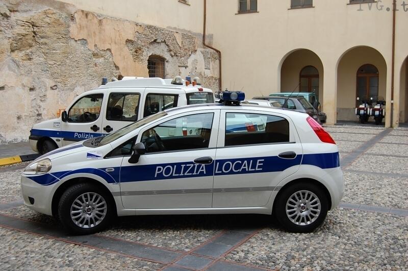 Prende tre multe e taglia le gomme dell&rsquo;auto ai vigili. Denunciata 