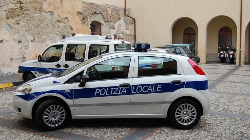 Prende tre multe e taglia le gomme dell&rsquo;auto ai vigili. Denunciata 