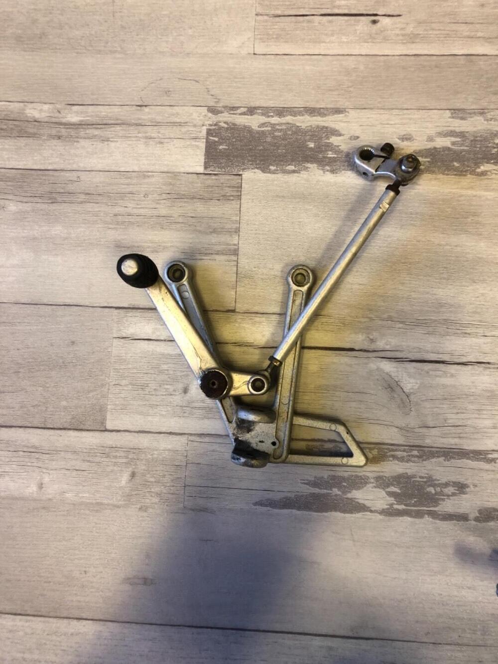 STAFFA POGGIA PIEDI Cagiva (2)