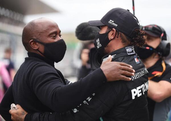 Il padre di Hamilton: &quot;Lui e Max a fine stagione si abbracceranno. Le loro gare sono vere, mica quelle di Ferrari e McLaren&quot;