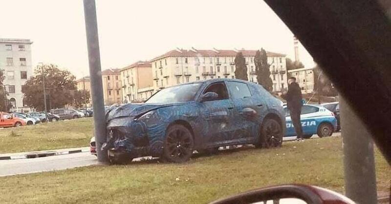 Maserati Grecale, il muletto si schianta contro un palo a Torino