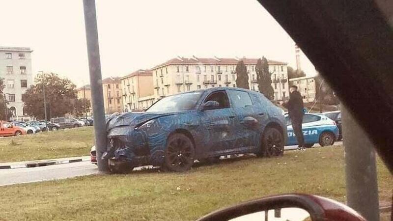 Maserati Grecale, il muletto si schianta contro un palo a Torino