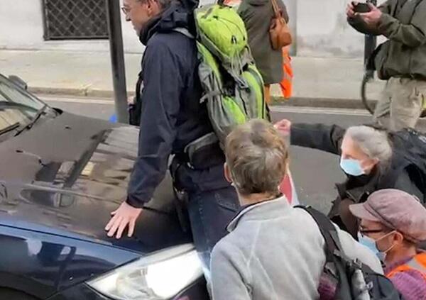 Manifestanti bloccano la strada (e un&rsquo;ambulanza): un automobilista spruzza inchiostro in faccia a tutti [VIDEO]