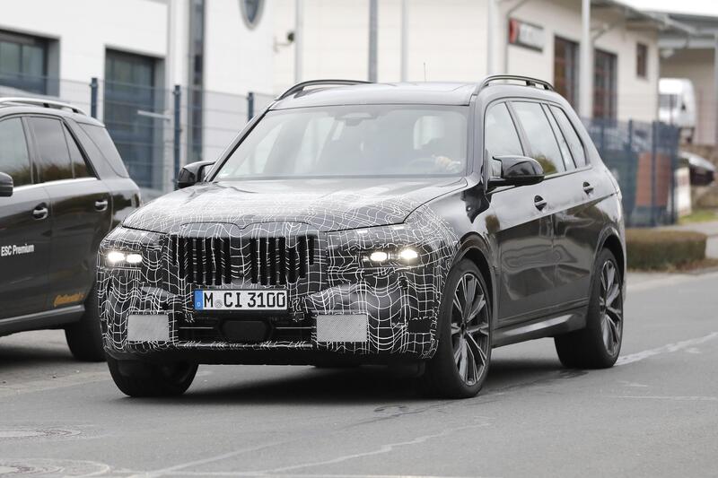 BMW X7 restyling, le foto spia