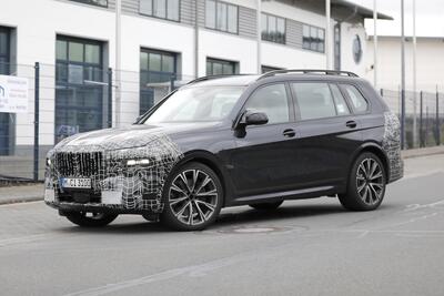 BMW X7 restyling, le foto spia