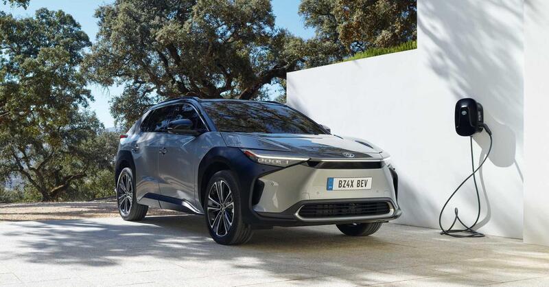 Toyota bZ4X, tutto quello che c&rsquo;&egrave; da sapere sul SUV elettrico coi pannelli solari sul tetto