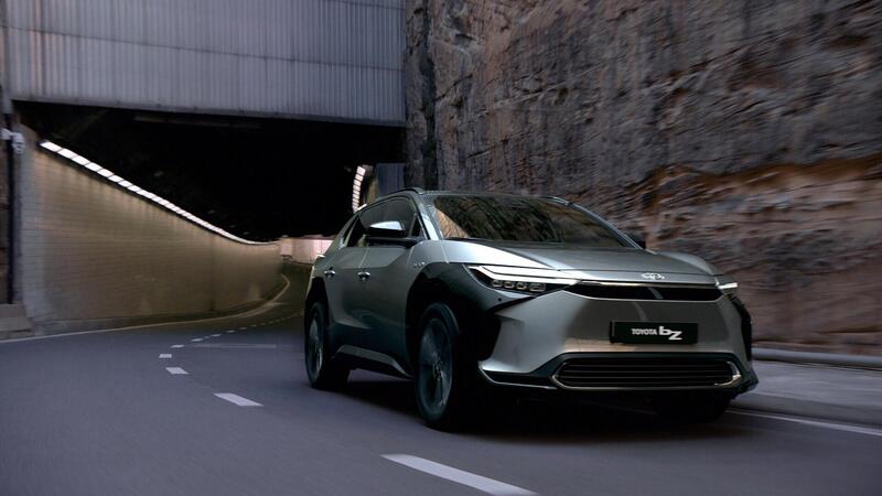 Toyota bZ4X, tutto quello che c&rsquo;&egrave; da sapere sul SUV elettrico coi pannelli solari sul tetto