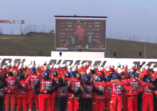 Il saluto di Valentino Rossi ai marshal di Misano che vi far&agrave; scappare la lacrimuccia [VIDEO]