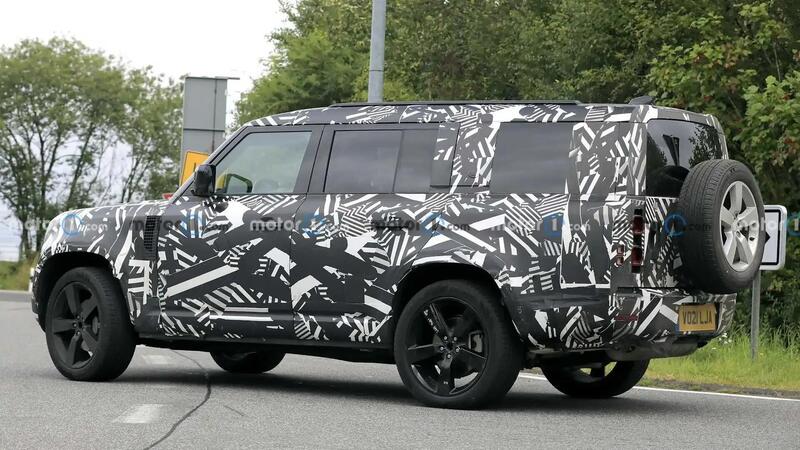 Land Rover Defender 130, in arrivo a fine 2022