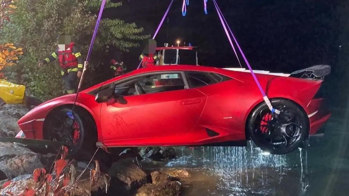Lamborghini 15 metri sotto (il livello dell'acqua): 30enne con la