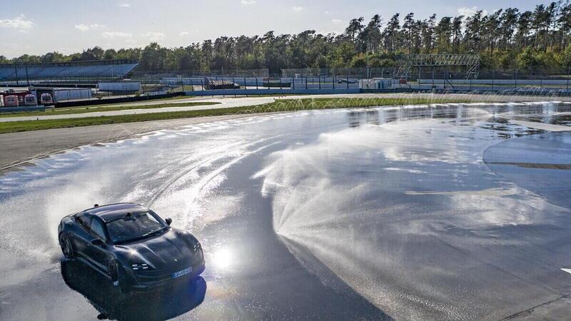 I vantaggi dell&#039;elettrico, Con la Taycan supera termiche e anche l&#039;alluvione [video]