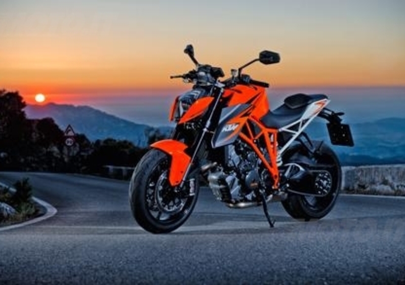 KTM 1290 Super Duke R, alla ricerca di quattro riders