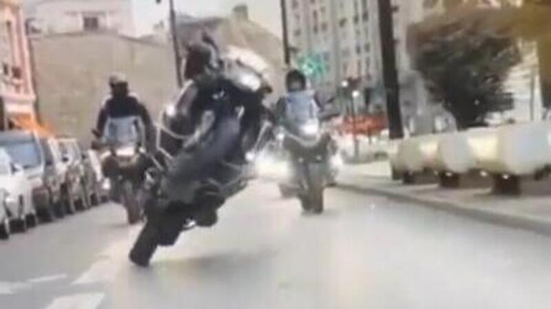 Impennata in due con la BMW GS, ma il giessista s&rsquo;&egrave; giocato un gran jolly [VIDEO VIRALE]