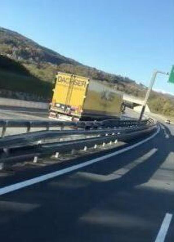 Viaggia contromano in Autostrada senza accorgersene: patente ritirata e multa salata per il camionista [VIDEO]