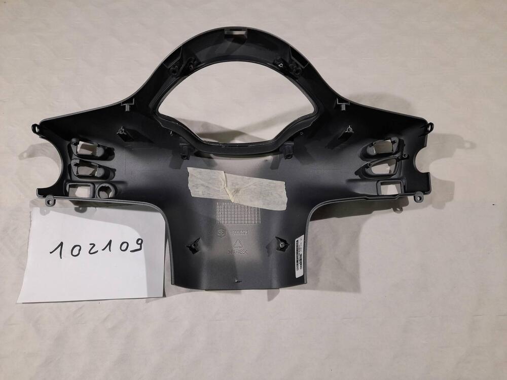 MASCHERINA MANUBRIO POSTERIORE VESPA GTS HPE (2)