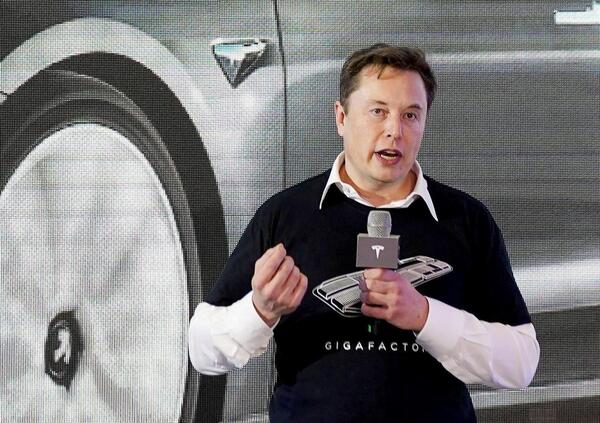 Musk l&rsquo;ha fatto davvero: dopo il sondaggio su Twitter ha gi&agrave; venduto quote di Tesla per 5 miliardi