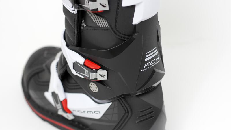 Forma Boots a EICMA con il nuovo stivale Phantom