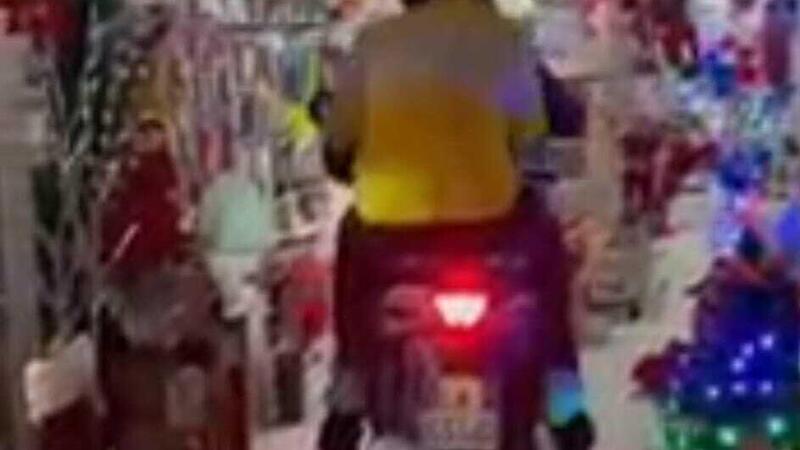 Cercola (NA): entrano con lo scooter dentro un negozio e postano il filmato sui social [VIDEO VIRALE]