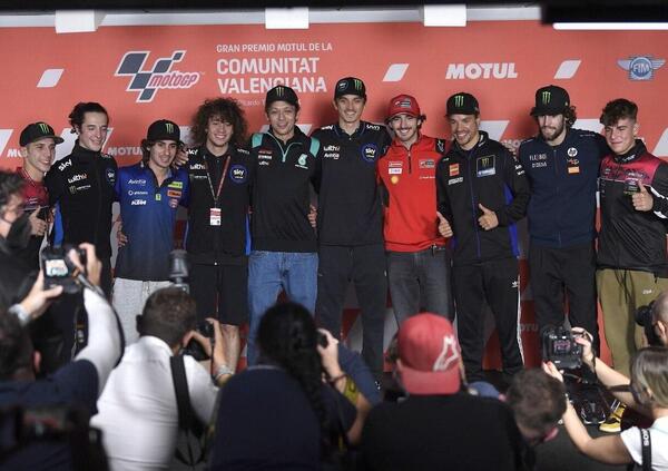 Valentino Rossi e i festeggiamenti post conferenza stampa