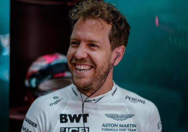 [VIDEO] Sebastian Vettel prende in giro tutti: &quot;Adesso vado a toccare l&#039;ala di Hamilton&quot;