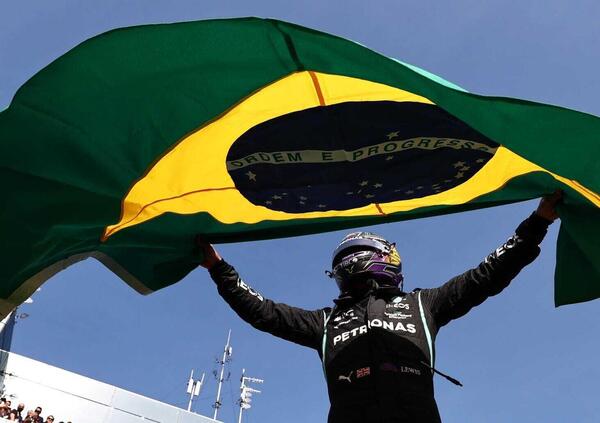 Lewis Hamilton come Ayrton Senna: le immagini di Interlagos fanno il giro del mondo