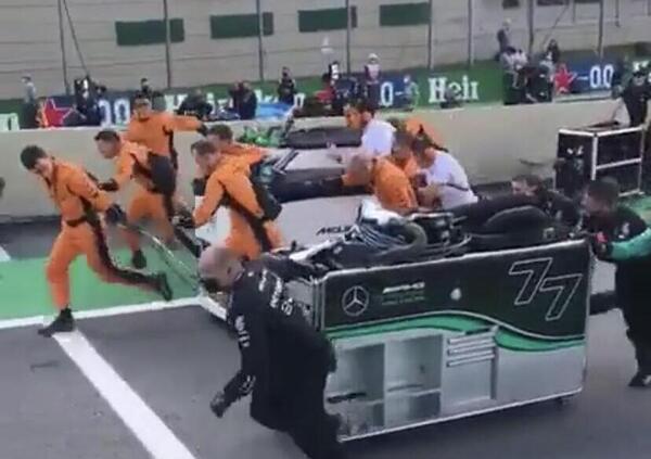[VIDEO] Esilarante sfida McLaren vs Mercedes tra meccanici in pit lane a Interlagos