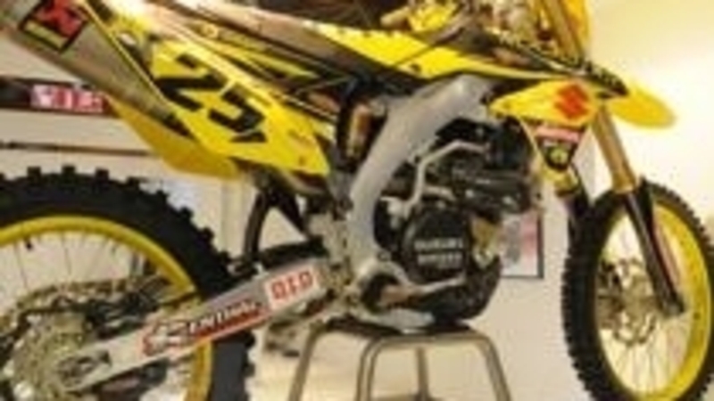 Suzuki svela la livrea della RM-Z450 ufficiale