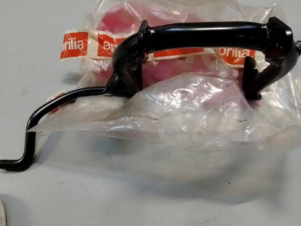 CAVALLETTO APRILIA SCARABEO 50 E 100 AP8235103 (2)