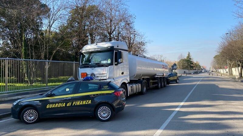 Traffico illecito di gasolio, sequestrati a Treviso 61mila litri dalla Guardia di finanza