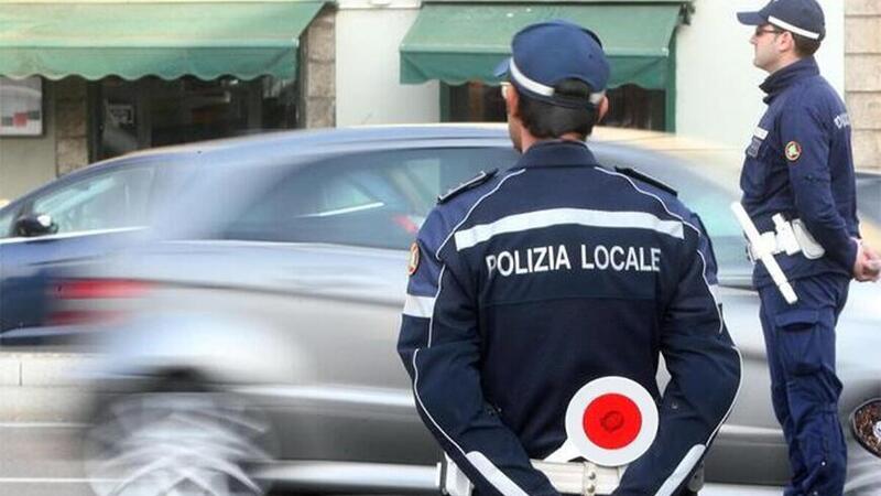 La Spezia: impenna con la moto davanti al posto di blocco, nei guai minorenne