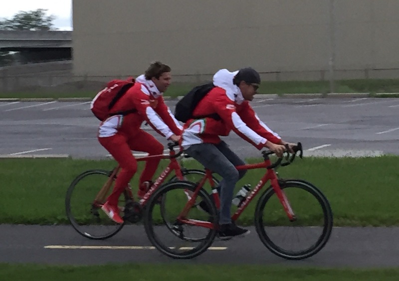 F1, Gp Canada 2016: Vettel raggiunge il circuito in bici