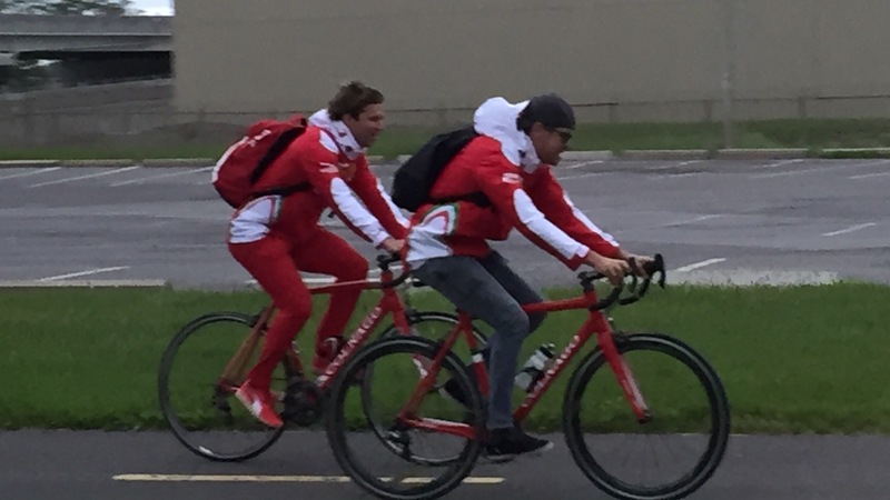 F1, Gp Canada 2016: Vettel raggiunge il circuito in bici