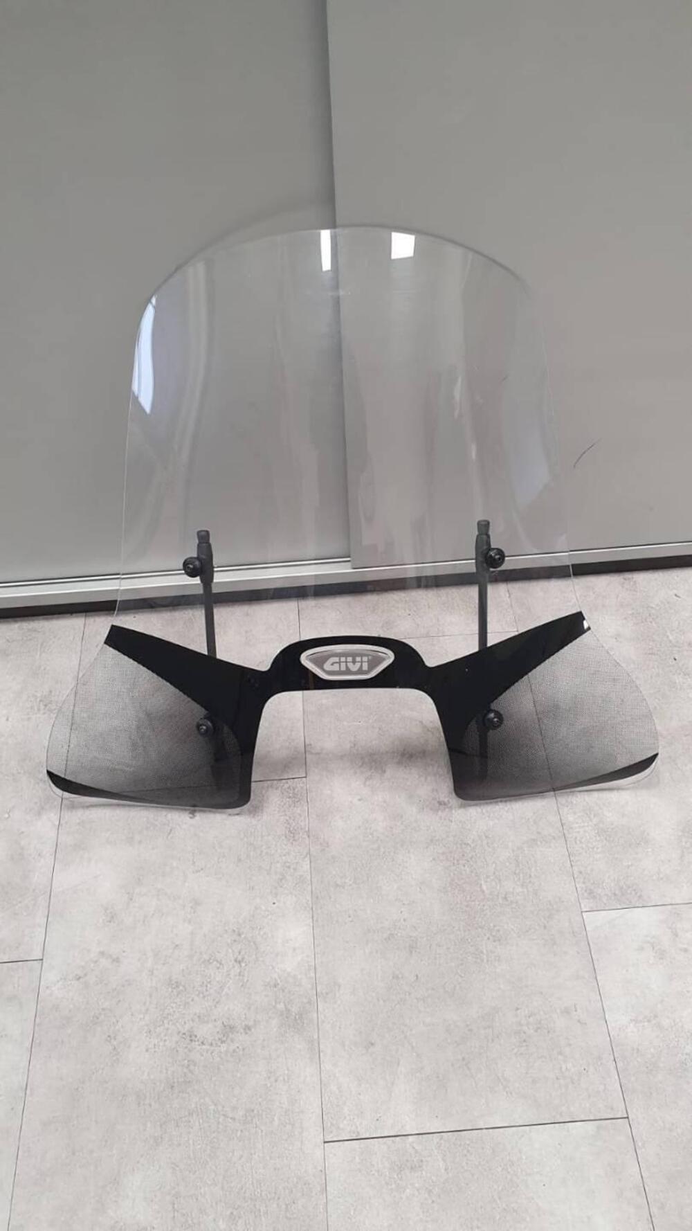 Beverly 300 parabrezza givi 5606BL